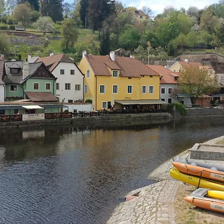 Vltava Port Riverside Restaurant-cafe-pension Gasthuis